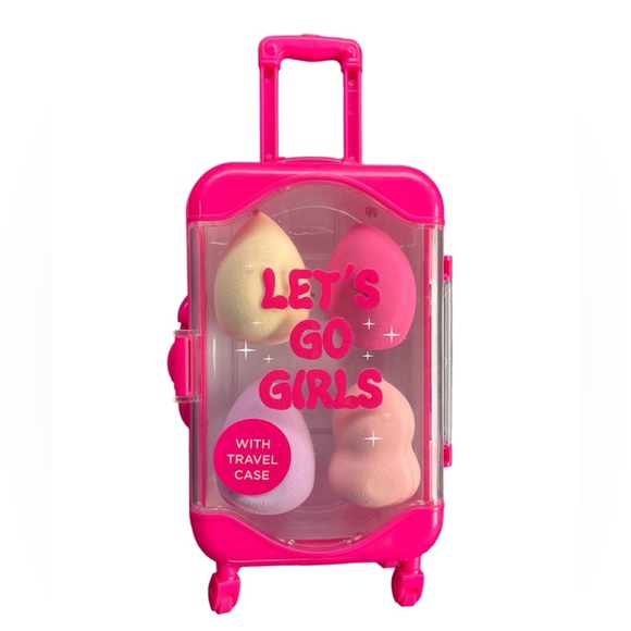 Beauty Concepts Other - Beauty concepts 4 blending sponges with mini luggage carry case